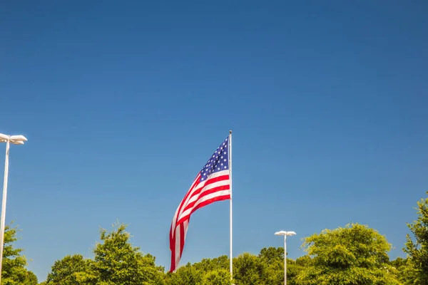 Вид Американского Флага Голубом Фоне Неба — стоковое фото