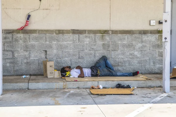 Decatur Usa Hombre Duerme Paseo Lateral Negocio Cerrado Con Basura — Foto de Stock