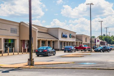 Decatur, Ga / USA - 07: 14: 20: Trafik manzaralı bir alışveriş merkezi 