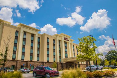 Snellville, Ga / USA - 07 14: 20: Hampton Inn & Suites manzara boyunca ön bina görüntüsü  