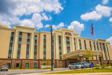 Snellville, Ga / USA - 07: 20 Hampton Inn & Suites mavi gökyüzü ve bulutlu bina manzaralı  