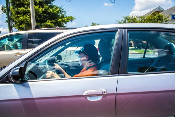 Duluth Usa Persona Indossa Una Maschera Nella Sua Auto Durante — Foto Stock