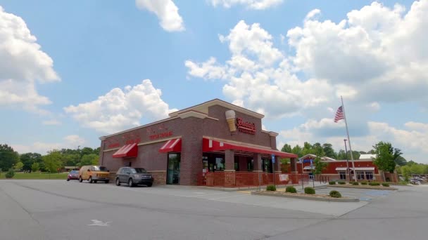 Snellville Freddy Zijaanzicht Met Drive Thru Verkeer — Stockvideo