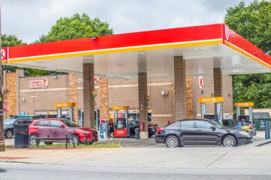 Gwinnett County, Ga / USA - 07 07 07: 20: Kadın covid-19 salgını sırasında bir marketteki benzin pompalarında yüz maskesi takıyor 