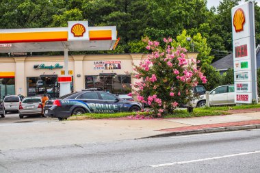 Decatur, Ga / USA - 07 07: 20: Dekalb County Polis arabası Shell bakkalına park edildi