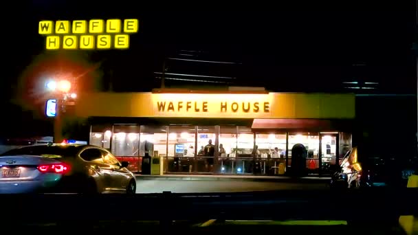 Madison Waffle House Jest Zajęta Ludzie Nie Ćwiczą Dystansu Społecznego — Wideo stockowe