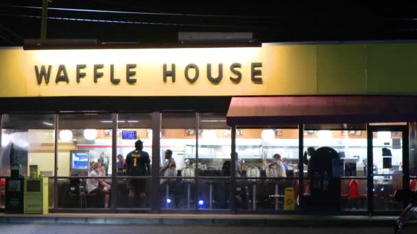 Waffle House Madison Workers Customers Wearing Masks Covid Pandemic — ストック動画
