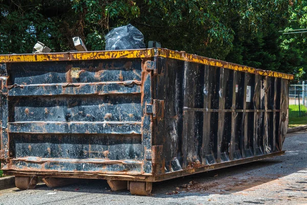 Gwinnett County Usa Open Top Dumpster Flowing — Stock Photo, Image