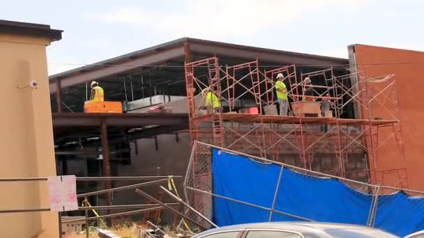 Gwinnett县Ga建筑工人在屋顶上工作 — 图库视频影像