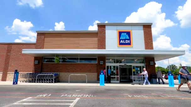 Snellville Persone Che Entrano Escono Dall Aldi Indossando Maschere Facciali — Video Stock