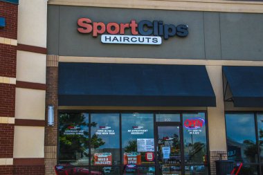 Loganville, Ga / USA - 07: 20: Sport Clips Saç Tıraşı tabelası ve girişi 