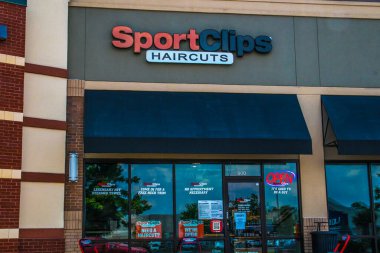 Loganville, Ga / USA - 07: 20: Sport Clips Saç Tıraşı tabelası ve girişi 