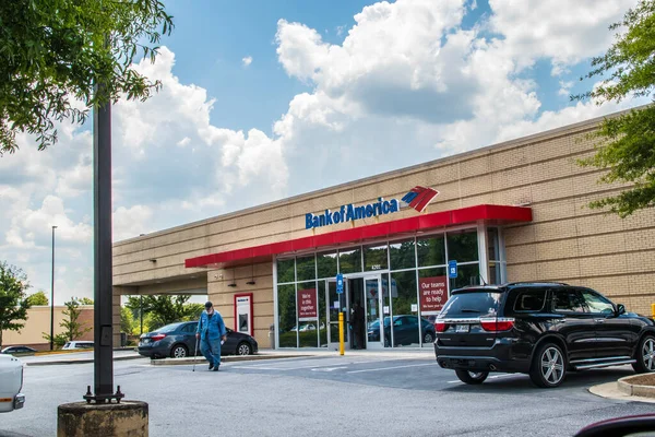 Loganville Usa Bank America Yürüyen Adam — Stok fotoğraf