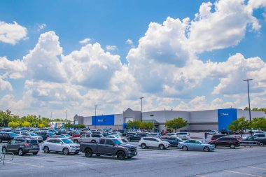 Loganville, Ga / USA - 07: 20: Walmart otoparkının manzarası ve içinde arabalar ve insanlar olan bina