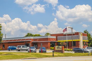 Loganville, Ga / USA - 07: 20: McDonald 's sokak manzaralı bir bayrak ve arabalar 