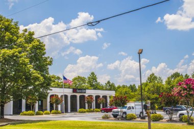 Loganville, Ga / USA - 07: 20: Bank OZK aynı zamanda Amerikan bayrağı ve bulutlu mavi gökyüzü 