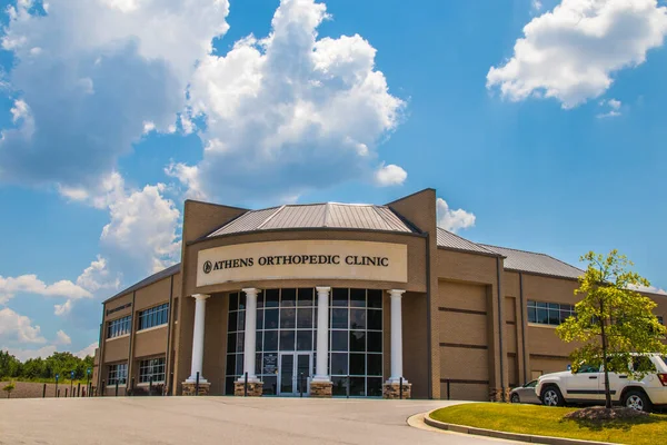 Loganville, Ga / USA - 07: 20: Atina Ortopedik Klinik Binası Mavi gökyüzü ve bulutlu arka plan 
