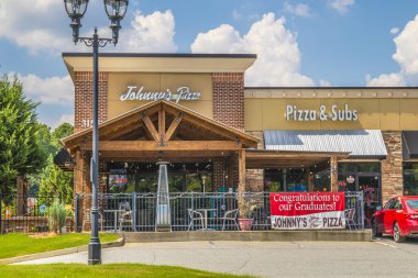 Snellville, Ga / USA - 07: 20 Sugarloaf Parkway 'deki Johnny' s Pizza 'ya giriş ve imza 