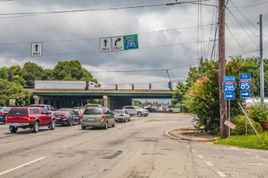 Doraville, Ga / USA - 07 06: 20: Yoğun bir otoyol arka planı ve 285 işaretli trafik