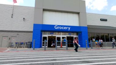 Loganville Ga Walmart 'a çok sayıda insan girip çıkıyor.