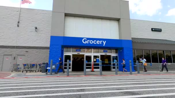 Loganville Walmart Folle Persone Entrano Escono Praticando Distanza Sociale — Video Stock