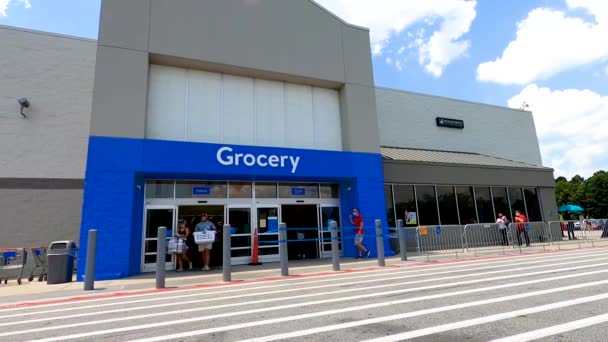 Loganville Walmart Tłumy Ludzi Wchodzą Wyjścia Praktykuje Społeczny Dystans Szeroki — Wideo stockowe