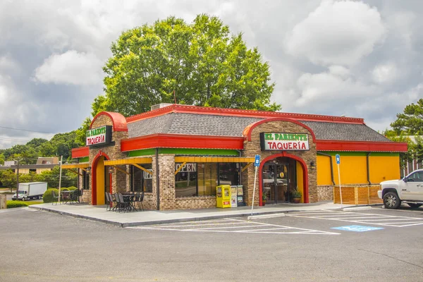 Doraville Usa Restaurante Étnico Con Gran Árbol Verde Cielo Nublado — Foto de Stock