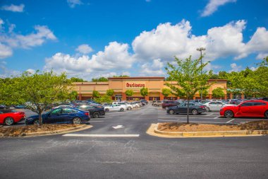 Gwinnett County, Ga / USA - 05: 23: 20: Otoparkı, arabası, bulutlu mavi gökyüzü Burlington binası