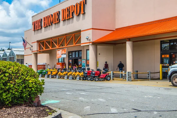 Gwinnett County, Ga / USA - 05: 23: 20: Home Depot binasının görüntülenmesi ve covid-19 salgını sırasında içeri girmeyi bekleyen insanlarla sosyal mesafe anlaşması
