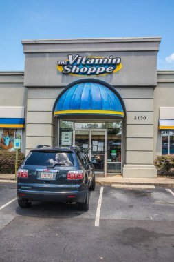 Gwinnett County, Ga / USA - 05: 25 20: The Vitamin Shoppe 'un önünde park etmiş bir arabanın görüntüsü