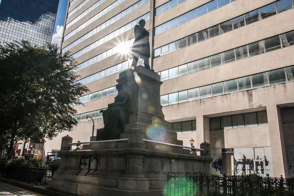 Atlanta Usa Una Estatua Centro Henry Grady Con Sol Brillando — Foto de Stock