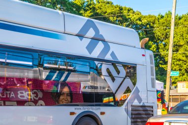 Atlanta, Ga / USA - 07: 23: 20 Marta logosunu ve adını gösteren bir Marta otobüsünün arkası 