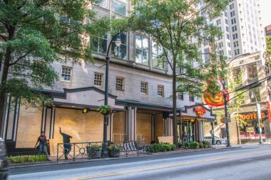 Atlanta, Ga / USA - 05: 20 Önceki gece çıkan ayaklanmaların pencereleri kapatılmış.