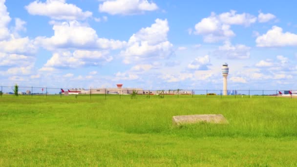 Atlanta, Ga / USA - 07 23 20: Hartsfield Jackson International Airport Luftverkehrskontrollturm und grüne Felder Blick auf den Flugverkehrskontrollturm — Stockvideo