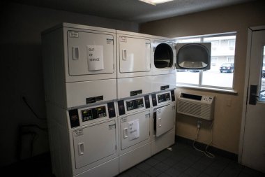 Snellville, Ga / USA - 05: 22 20: Bir yığın çamaşır kurutma makinesinin görüntüsü, bazıları bozuk 