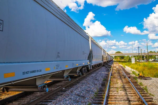 カレッジパーク ガイン アメリカ 青い空と雲の背景を持つ長い列車と列車のトラック — ストック写真