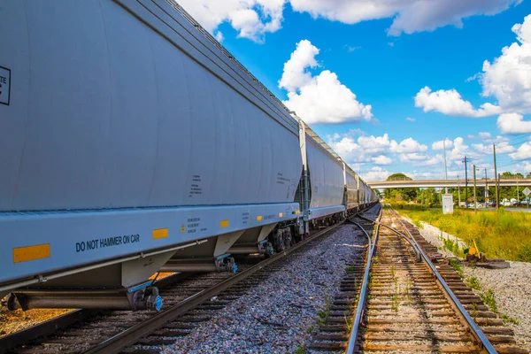 College Park Usa Een Lange Trein Trein Met Blauwe Lucht — Stockfoto