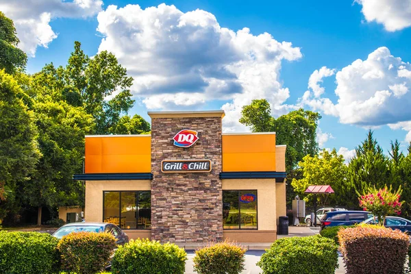 College Park, Ga / USA - 07: 23 20: Dairy Queen binası ve imza  