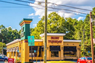 Atlanta, Ga / USA - 07: 23: 20: Ruby Salı binası arabalı ve bulutlu mavi gökyüzü