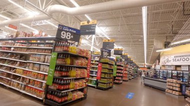 Centerville, Ga / USA - 07: 25 20: Walmart 'tan alışveriş yapan insanlar ve gıda bölümünün arka koridoru 
