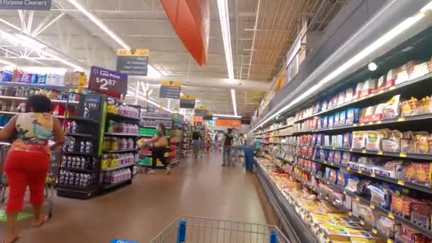 Centerville Walmart Menschen Mit Gesichtsmasken Walmart Bei Der Fleischabteilung — Stockvideo