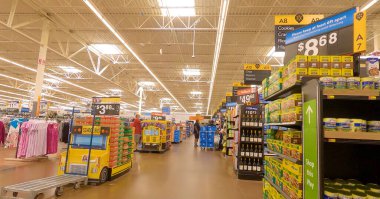 Centerville, Ga / USA - 07: 25 20: Walmart mağazasının önündeki insanlar 