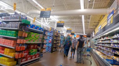 Centerville, Ga / USA - 07: 25: 20: Walmart 'ta alışveriş yapanlar Walmart' taki et alanının yanında yüz maskesi takıyorlar 