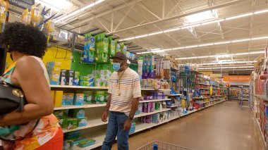 Centerville, Ga / USA - 07: 25 20: Müşteri Walmart 'ta alışveriş yaparken yüz maskesi takıyor 