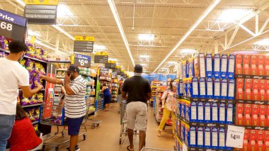 Centerville, Ga / USA - 07: 25 20: Walmart 'ta yüz maskesi takan insanlar