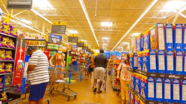 Centerville, Ga / USA - 07: 25 20: Walmart 'ta yüz maskesi takan insanlar