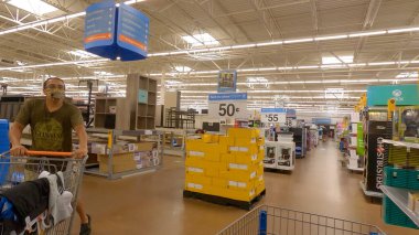 Centerville, Ga / USA - 07: 25: Walmart müşterisi kıyafet alırken maske takıyor 