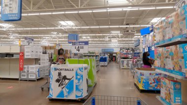 Centerville, Ga / USA - 07: 25 20: Walmart 'ın oyuncak bölgesinde müşteriler yüz maskesi takıyor