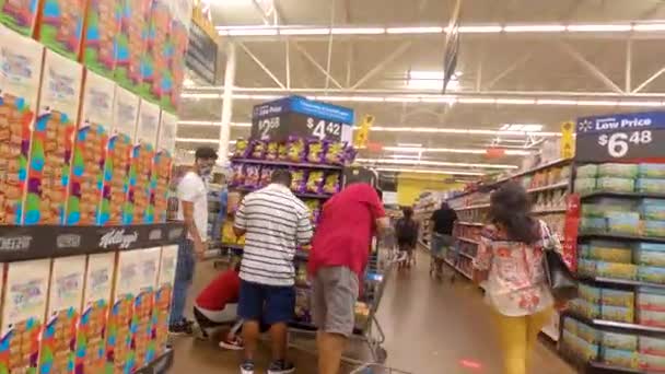 Centerville Multitud Personas Walmart Usando Máscaras Pero Distanciamiento Social — Vídeo de stock