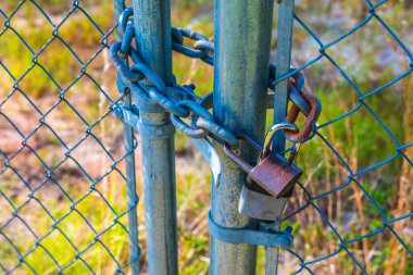 Augusta, Ga / USA - 07 04 20: Bir kapıyı koruyan zincirdeki iki asma kilit